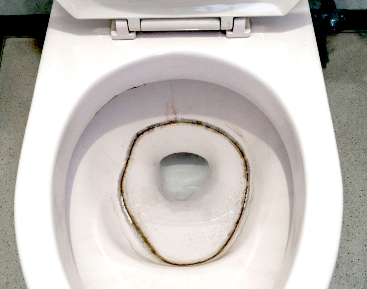 トイレの水がたまるところの頑固な汚れは2種類！落 …