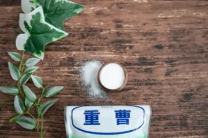排水口に直接重曹をふりかけます